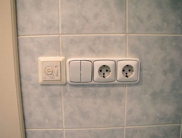 Если поставить обычную розетку в ванной – все электричество в доме можно «хоронить»