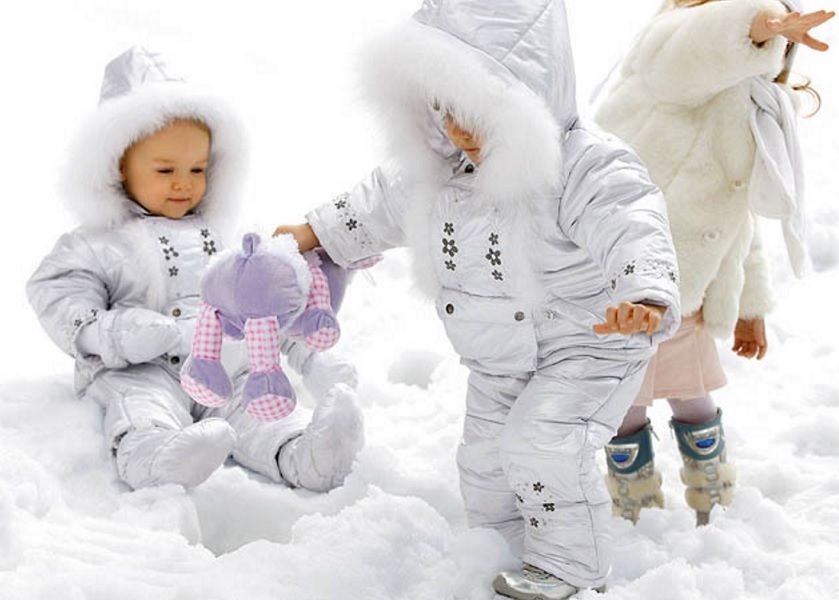 Активные дети играют зимой на улице