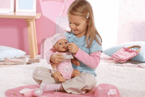 Обязательно учитывайте возраст ребенка при выборе куклы, чтобы игра была безопасной и интересной