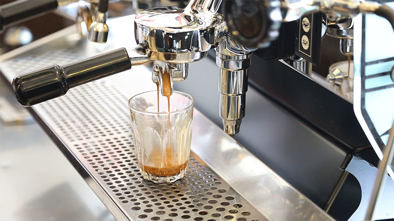 При выборе кофемашины важно учитывать сразу несколько критериев, включая качество кофе, способ управления, дизайн и дополнительные функции