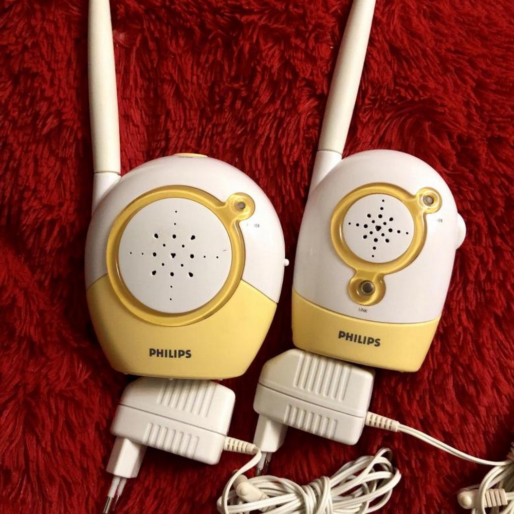 В комплект каждого устройства входят детский и родительский блок, которые связываются между собой с помощью радиоволн или Wi-Fi