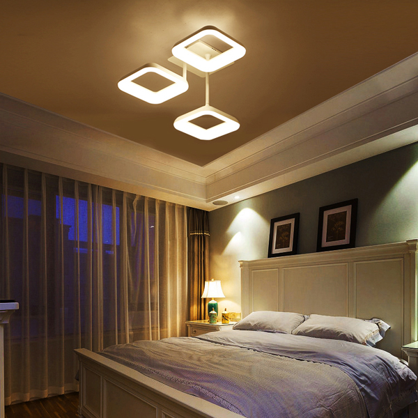 Использование люстры и точечных светильников в комнате