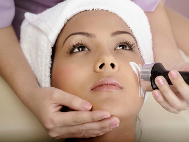 Стандартный фонофорез в косметологии осуществляется с нанесением на кожу лица специального масла с особым составом