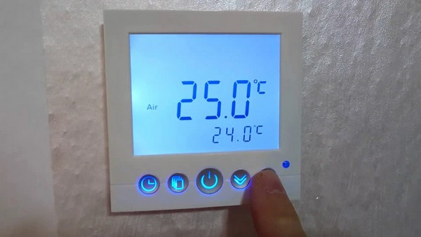 Можно настроить терморегулятор так, чтобы теплый пол включался в определенное время
