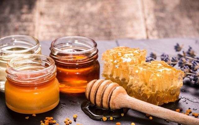 Мед обладает большим количеством полезных веществ