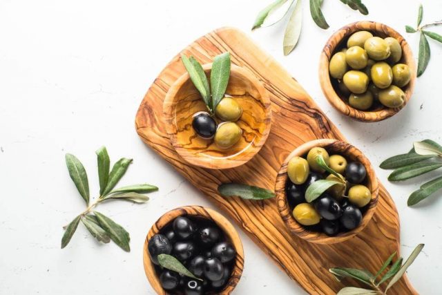 Оливки содержат ненасыщенные жирные кислоты, необходимые для здоровой работы сердца и головного мозга