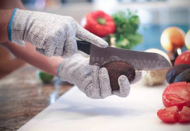 Кольчужная перчатка – приспособление, защищающее руки от порезов кухонным ножом