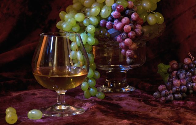 Коньяк — крепкий алкогольный напиток, производимый из определённых сортов винограда по особой технологии