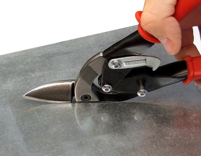 Только ножницами по металлу можно работать над нестандартной вырезкой металла